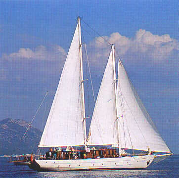 Schooner Gloria under Full Sail